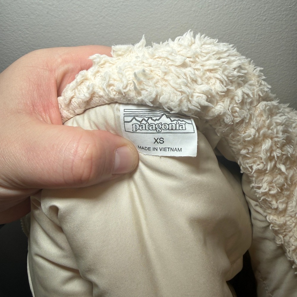 Patagonia Women's Hooded Reversible Puffer Vest Cream Fleece Lined Size X-Small - Picture 8 of 8
